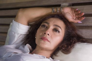 dramatik yaşam tarzı portre çekici üzgün ve depresyona orta yaş yaklaşık 50s kadın duygu yatakta acı depresyon ve anksiyete krizi tek başına üzgün