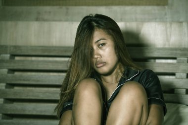 dramatik yaşam tarzı portre genç çekici üzücü ve depresyona Asya kadın pijama yatakta yatan ağrı acı depresyon ve anksiyete duygu yalnız ve umutsuz