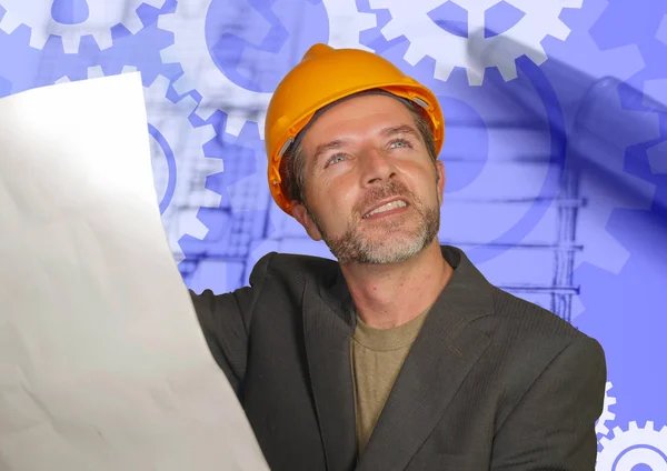 Zelfverzekerd industrieel ingenieur man in Builder helm controleren bouw bouw blauwdrukken geïsoleerd op ontwikkeling en technologie achtergrond — Stockfoto
