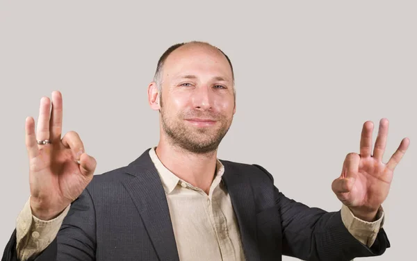 Junge attraktive und erfolgreiche Geschäftsmann lächelt glücklich und zuversichtlich isoliert weißen Hintergrund geben ok Handzeichen Unternehmer Geschäftserfolg — Stockfoto