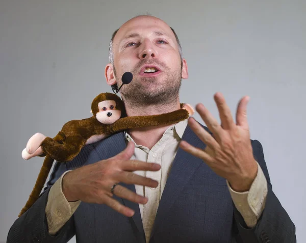 Hombre de negocios confiado hablando en el coaching de negocios corporativos y sala de conferencias auditorio de formación hablando de mono en el concepto de gestión de hombros — Foto de Stock