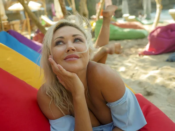 Junge schöne und glückliche blonde Frau mit blauen Augen entspannt und kühl auf Sitzsack Hängematte unter der Sonne liegend in stilvollen klassischen Bikini genießen Urlaub — Stockfoto