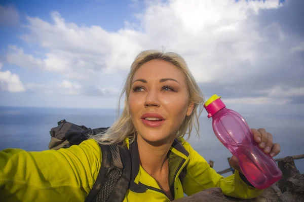Yalnız seyahat trekking macera tatil zevk tropikal hedef keşfetmek deniz dağı uçurumda sırt çantası ile genç güzel ve mutlu yürüyüşçü kadın — Stok fotoğraf