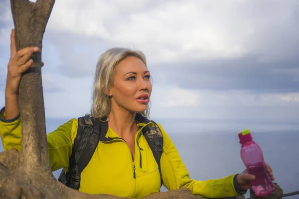 Joven hermosa y feliz excursionista mujer con mochila senderismo en el acantilado de montaña mar explorar destino tropical disfrutar de viajes en solitario trekking aventura vacaciones —  Fotos de Stock