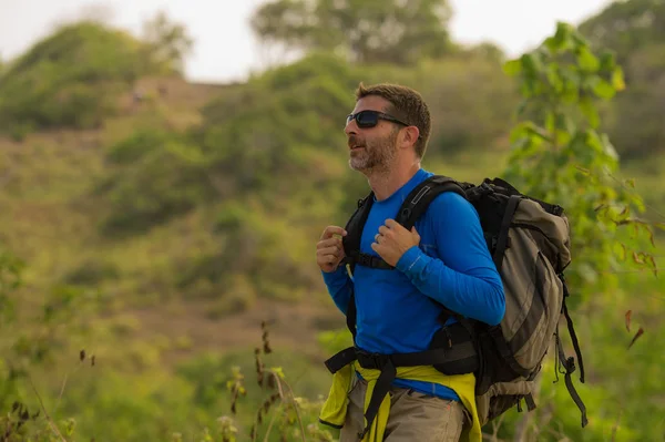 Ung lycklig och attraktiv sportig vandrare man med Trekking ryggsäck vandring på Mountain Feeling Free njuter resa flyktbilen utforska natur och miljö — Stockfoto