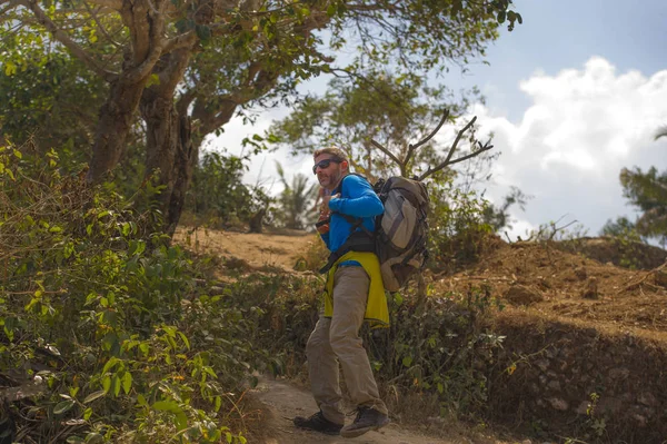 Ung lycklig och attraktiv sportig vandrare man med Trekking ryggsäck vandring på Mountain Feeling Free njuter resa flyktbilen utforska natur och miljö — Stockfoto