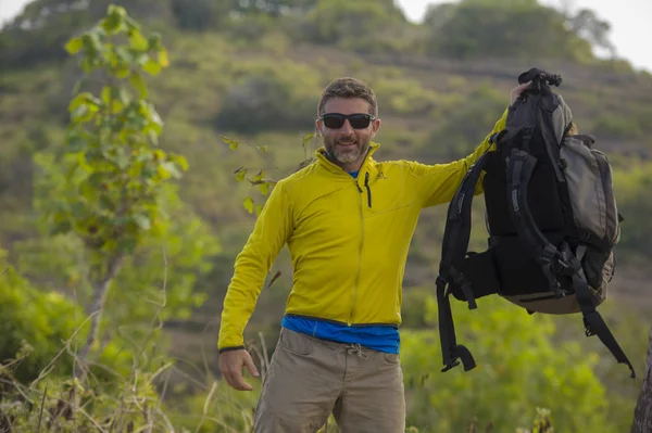 Ung lycklig och attraktiv sportig vandrare man med Trekking ryggsäck vandring på Mountain Feeling Free njuter resa flyktbilen utforska natur och miljö — Stockfoto