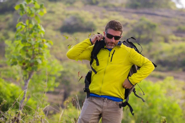 Ung lycklig och attraktiv sportig vandrare man med Trekking ryggsäck vandring på Mountain Feeling Free njuter resa flyktbilen utforska natur och miljö — Stockfoto