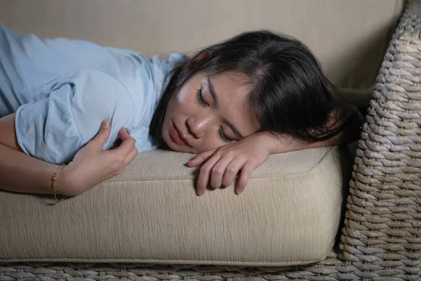절망적 슬픔과 우울한 아시아 여성은 우울증 문제와 위기를 소파에 외로움을 — 스톡 사진