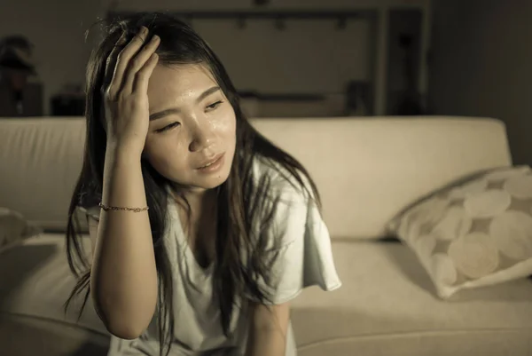 Νέος όμορφος/η λυπημένος και κατάθλιψη Ασίας Κορέας γυναίκα στο σπίτι καναπέ καναπέ αίσθημα κατακλύζονται υποφέρουν κρίση άγχους και κατάθλιψη πρόβλημα κλάμα — Φωτογραφία Αρχείου