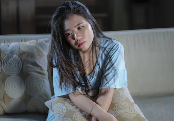 Evde genç güzel üzgün ve depresif Asya Japon kadın kanepede duygu anksiyete krizi ve depresyon sorunu ağlama acı boğulmuş duygu — Stok fotoğraf