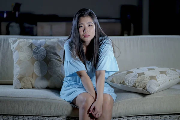 Jeune belle triste et déprimé asiatique coréen femme à la maison canapé sentiment accablé souffrance anxiété crise et dépression problème pleurer — Photo
