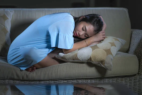 Jong mooi triest en depressief Aziatische Chinese vrouw thuis sofa Bank gevoel overweldigd lijden angst crisis en depressie probleem huilen — Stockfoto