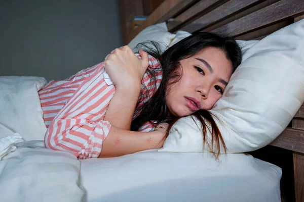 Mladá krásná smutná a deprimovaná Asijská Korejská žena chvějící se v posteli trpící zimou a chřipkou v noci se necítí dobře v koncepci zdravotní péče a deprese — Stock fotografie