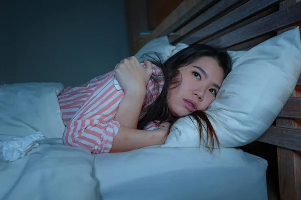 Genç güzel üzgün ve depresif Asya Japon kadın yatakta soğuk algınlığı ve grip gece acı titreyen sağlık ve depresyon sorunu kavramı nigh de rahatsız duygu — Stok fotoğraf