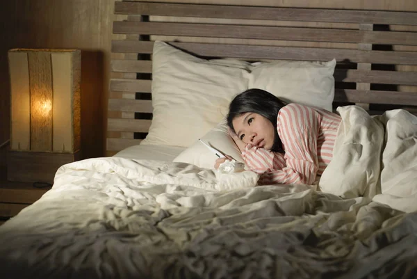 젊은 아름다운 피곤하고 아픈 아시아 여자 는 집에서 침대에 누워 감기 독감과 온도가 좋지 않은 느낌과 열이 체온계를 들고 — 스톡 사진