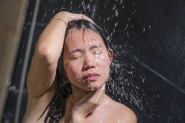 Jovem bela e feliz asiático chinês mulher 20s para 30s molhado e fresco sorrindo alegre tomando um banho sentindo relaxado com shampoo em seu cabelo — Fotografia de Stock