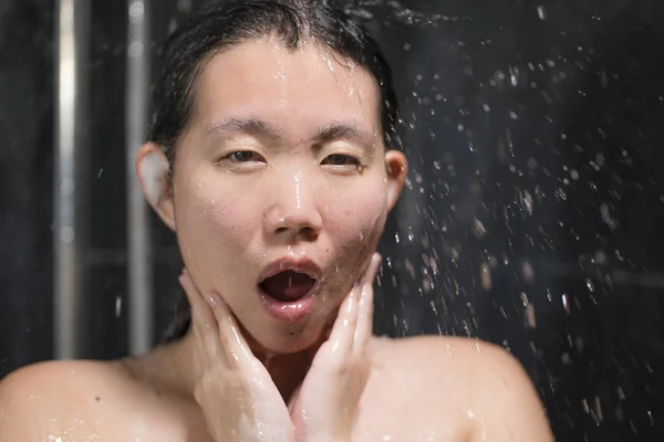 Wanita muda Korea yang cantik dan bahagia berusia 20-an hingga 30-an tersenyum dengan gembira sambil menikmati mandi dengan shampo di rambutnya — Stok Foto