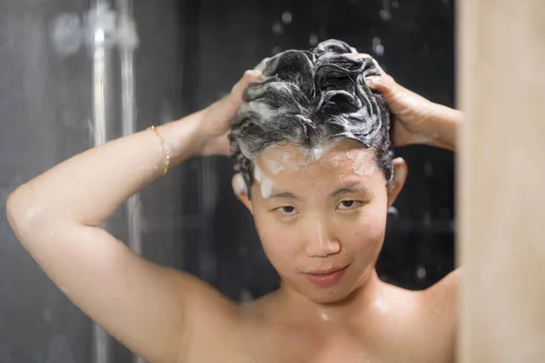 Fiatal szép és boldog ázsiai kínai nő 20s a 30-as évek nedves és friss mosolygó vidám vesz egy zuhany érzés nyugodt sampon a haját — Stock Fotó