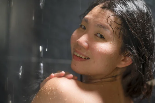 Jovem bela e feliz asiático chinês mulher 20s para 30s molhado e fresco sorrindo alegre tomando um banho sentindo relaxado com shampoo em seu cabelo — Fotografia de Stock