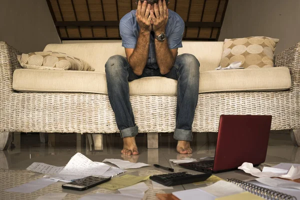 Frustrado hombre en casa sala de estar sofá haciendo contabilidad doméstica abrumado y preocupado sufrimiento financiero problema pasando por encima de los impuestos y el papeleo pagos —  Fotos de Stock