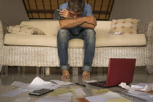 Frustrado hombre en casa sala de estar sofá haciendo contabilidad doméstica abrumado y preocupado sufrimiento financiero problema pasando por encima de los impuestos y el papeleo pagos —  Fotos de Stock