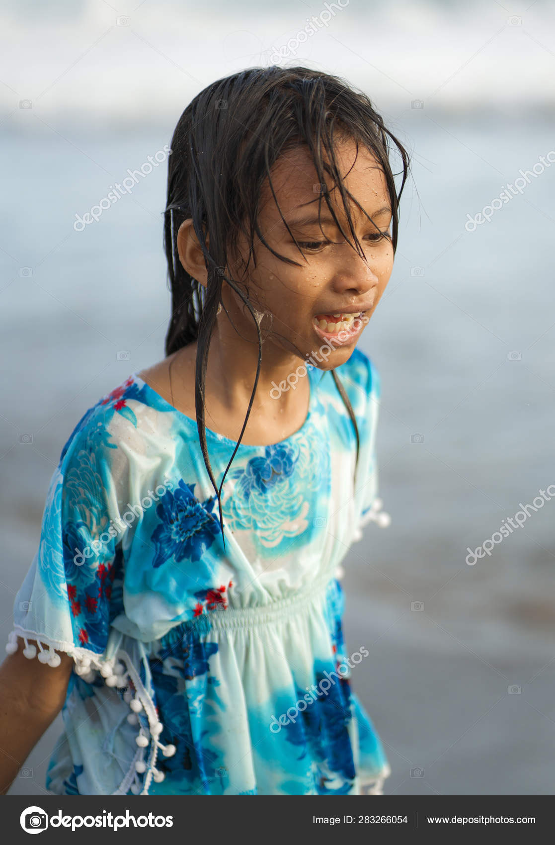 Plage style de vie portrait de jeune belle et heureuse 7 ou 8 ans asiatique americain