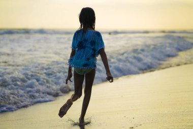 plaj tatili yaşam tarzı genç mutlu ve heyecanlı çocuk kız plajda çalışan ücretsiz yaz tatili zevk kaygısız oynarken eğlenmek duygu 