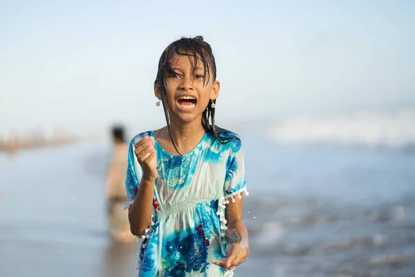 Praia estilo de vida retrato de jovens bonito e feliz 7 ou 8 anos asiático americano menina criança mista com cabelo molhado desfrutando de férias jogando no mar se divertindo — Fotografia de Stock