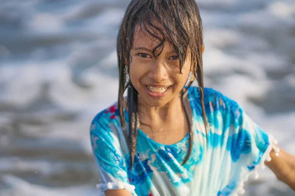 젊은 아름답고 행복한 7 또는 8 세의 아시아 계 미국인 혼합 어린이 소녀의 해변 라이프 스타일 초상화젖은 머리가 즐기는 휴일을 즐기는 것은 즐거운 — 스톡 사진