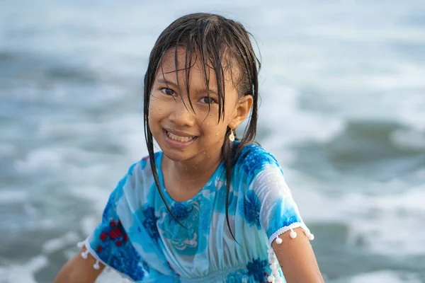 Praia estilo de vida retrato de jovens bonito e feliz 7 ou 8 anos asiático americano menina criança mista com cabelo molhado desfrutando de férias jogando no mar se divertindo — Fotografia de Stock