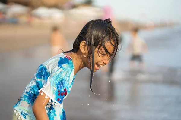 Praia estilo de vida retrato de jovens bonito e feliz 7 ou 8 anos asiático americano menina criança mista com cabelo molhado desfrutando de férias jogando no mar se divertindo — Fotografia de Stock