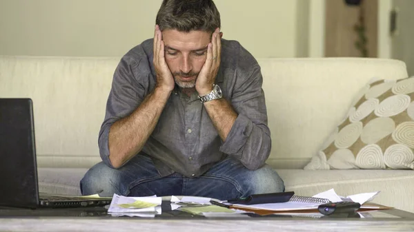 Stressad och desperat man hemma vardagsrum soffan gör inhemska redovisning med pappersarbete och kalkylator känsla överväldigad och orolig lidande finanskrisen — Stockfoto