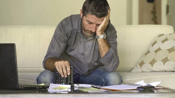 Homme stressé et désespéré à la maison canapé salon faire la comptabilité domestique avec la paperasserie et calculatrice se sentir submergé et inquiet souffrant crise financière — Photo