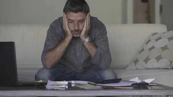 Homme stressé et désespéré à la maison canapé salon faire la comptabilité domestique avec la paperasserie et calculatrice se sentir submergé et inquiet souffrant crise financière — Photo