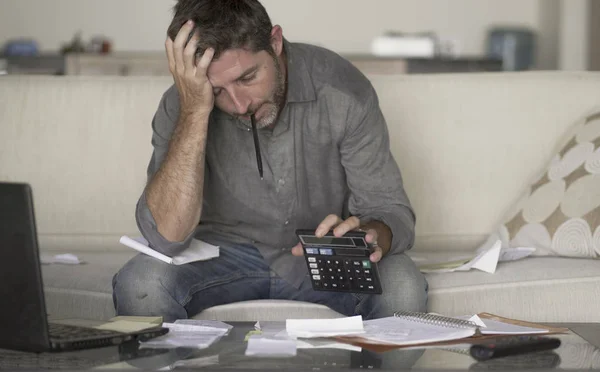 Homme stressé et désespéré à la maison canapé salon faire la comptabilité domestique avec la paperasserie et calculatrice se sentir submergé et inquiet souffrant crise financière — Photo