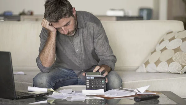 Estresado y desesperado hombre en casa sala de estar sofá haciendo contabilidad doméstica con papeleo y calculadora sentirse abrumado y preocupado sufrimiento crisis financiera —  Fotos de Stock