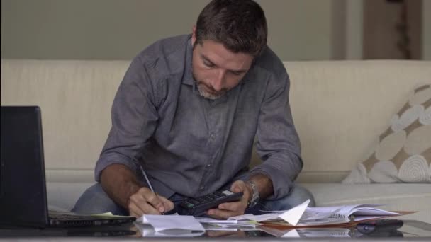 Νέος Στρεσαρισμένος Και Πολυάσχολος Άνθρωπος Κάθεται Στο Σπίτι Καναπές Του — Αρχείο Βίντεο
