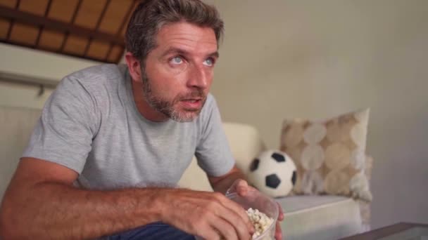 Jonge Aantrekkelijke Nerveuze Opgewonden Voetbalsupporter Man Kijken Voetbalspel Televisie Thuis — Stockvideo