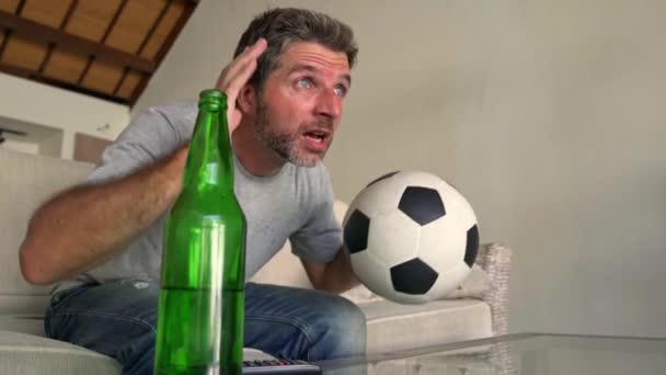 Colpo Giovane Attraente Uomo Nervoso Stressato Guardando Calcio Televisione Tenendo — Video Stock