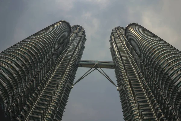 Låg vinkel utsikt över de fantastiska Petronas Towers som återspeglar solen i metall fasaden isolerad på en blå himmel i Malaysia — Stockfoto