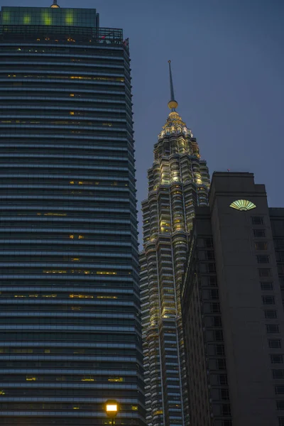 Vista de baixo ângulo das deslumbrantes Torres Petronas refletindo o sol na fachada metálica isolada em um céu azul na Malásia — Fotografia de Stock