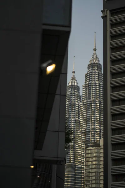 クアラルンプール・マレーシアのビルディング・ブロック間のペトロナス・タワーズ・ビュー — ストック写真