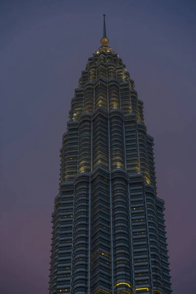 Blauw licht uur prachtig uitzicht op de prachtige Petronas Towers direct na zonsondergang geïsoleerd op een Pinky cobalt Sky — Stockfoto