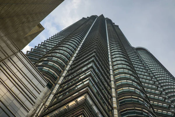 Vista ad angolo basso della splendida Petronas Tower che riflette il sole nella facciata metallica isolata su un cielo blu in Malesia — Foto Stock