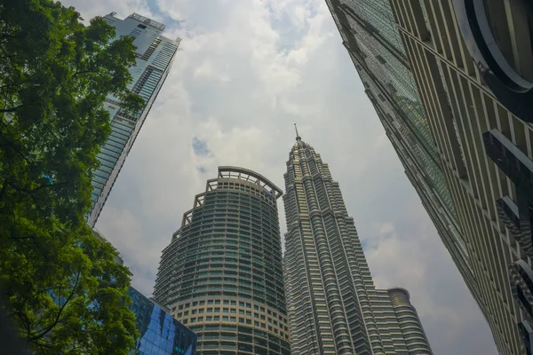 マレーシアの青空に隔離された金属のファサードに太陽を反射する見事なペトロナスタワーの低角度ビュー — ストック写真
