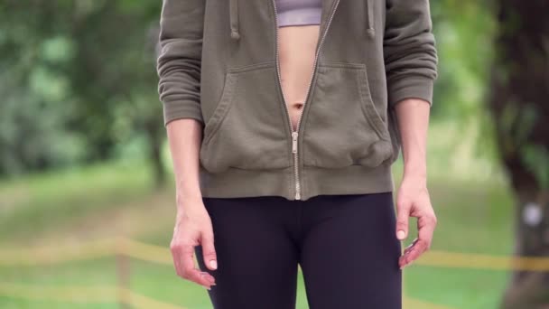 Zewnątrz Gimbal Strzał Młodych Atrakcyjne Fit Kobieta Skompresowanie Się Bluza — Wideo stockowe
