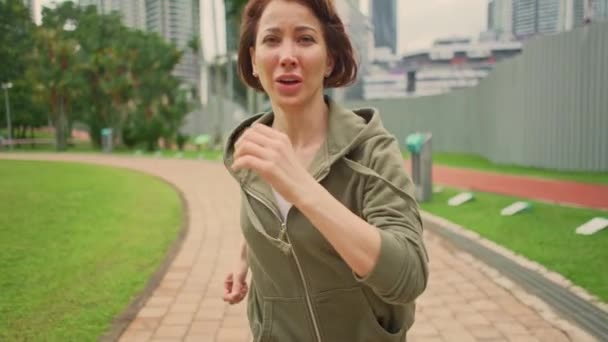 户外慢动作金巴拍摄跟踪在慢动作年轻有吸引力的和合适的女人在绿色城市公园运行在早上慢跑健康锻炼 — 图库视频影像