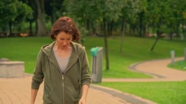 Genç çekici güzel ve terli kadın şehir parkı koşu egzersiz durdurma yorgun ve fitness spor eğitim ve sağlıklı yaşam konsepti yorgun terleme çalışan