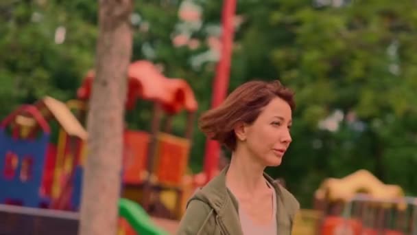 슬로우 슬로우 매력적이고 여자에 공원에서 건강한 — 비디오